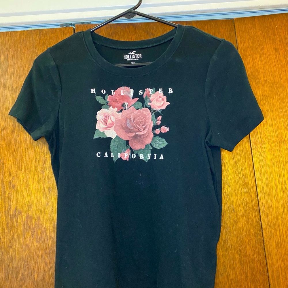 Women’s Hollister Black Crop Graphic Tee